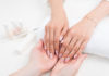 Jak zrobić klasyczny manicure krok po kroku? Stylizacja paznokci w Warszawie