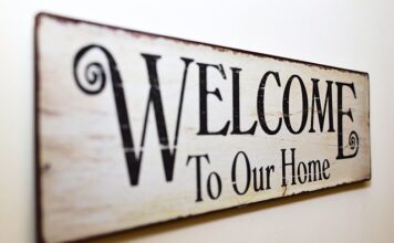 Czy tabliczka z nazwa ulicy jest znakiem drogowym?