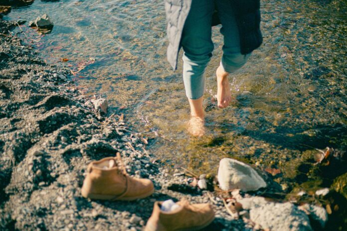 sophia-ayame-7zvd_vsjlhg-unsplash Zalety noszenia butów typu barefoot